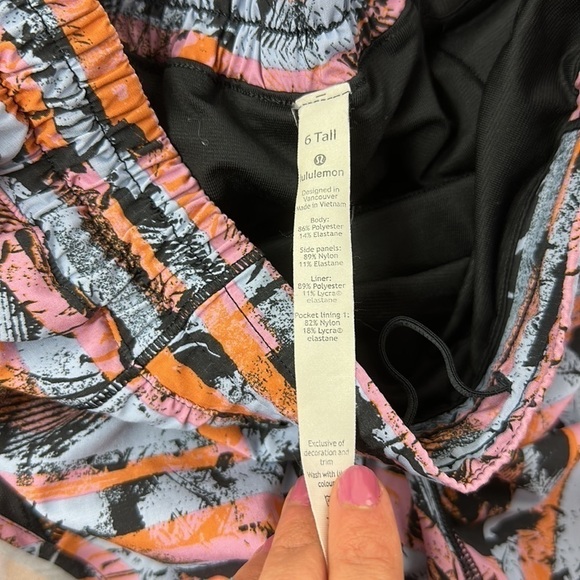 Lululemon Hotty Hot Short II *Long 4" Inversion Multi / Black - Picture 3 of 6
